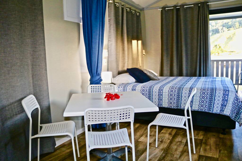 Table & bed – Daintree Village Parkview